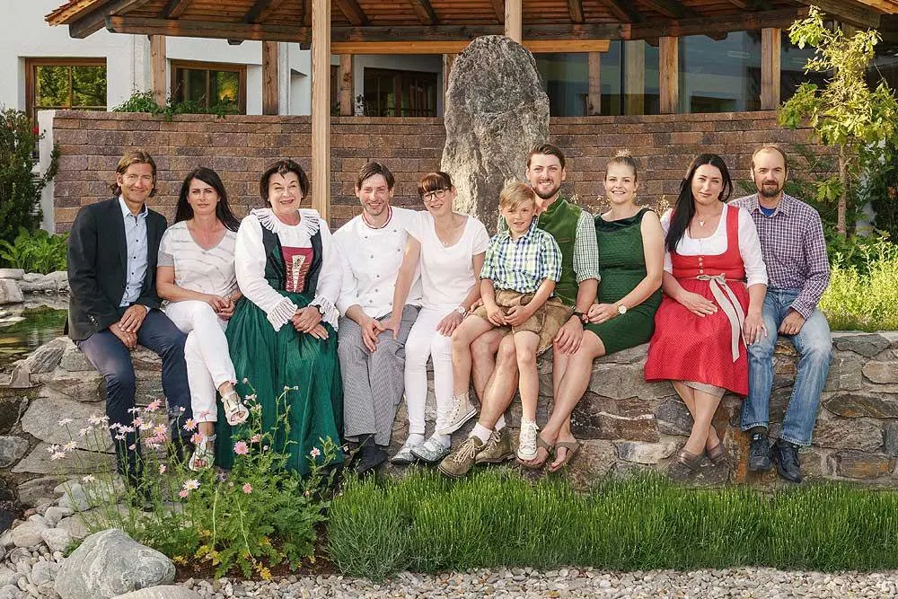 The Rogl family with the Taurerwirt team in the hotel garden